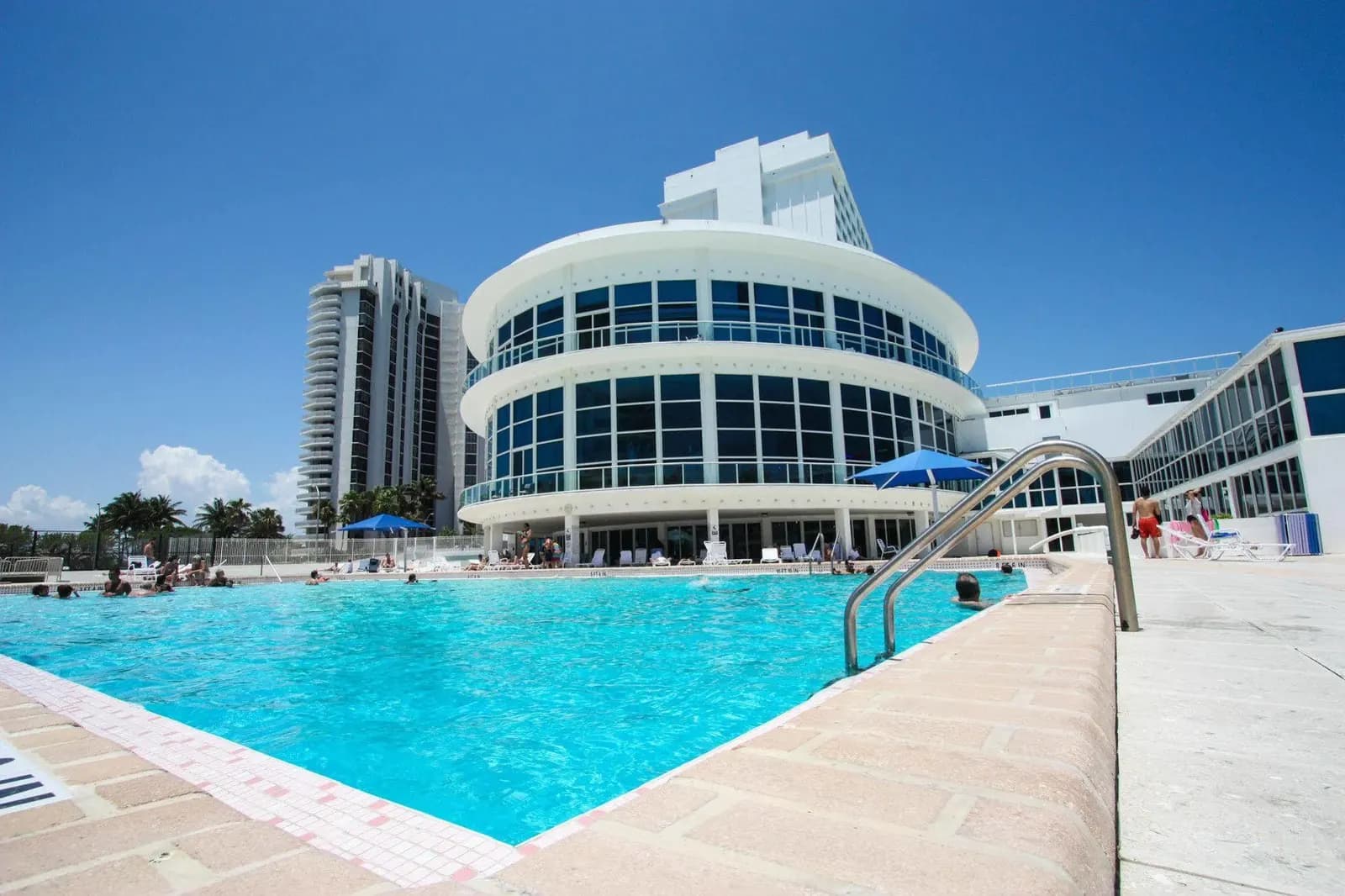 Piscina y edificio real de Castle Beach