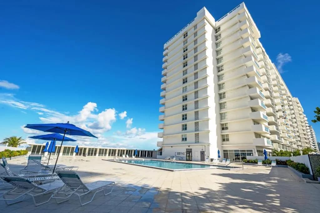 Piscina y edificio real del condominio Pavilion en Miami Beach