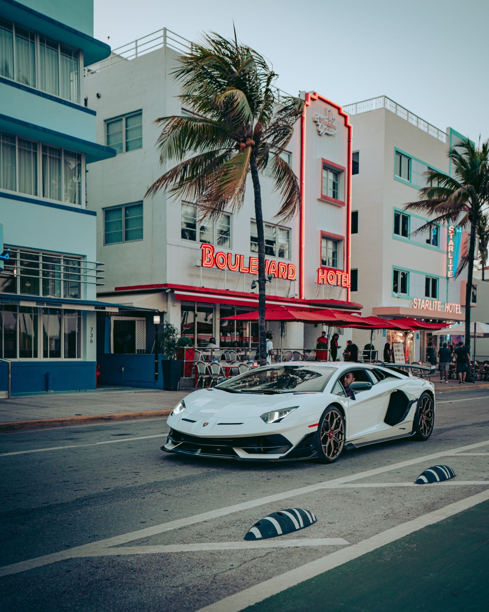 Lamborghini real circulando frente al Boulevard Hotel en Ocean Drive